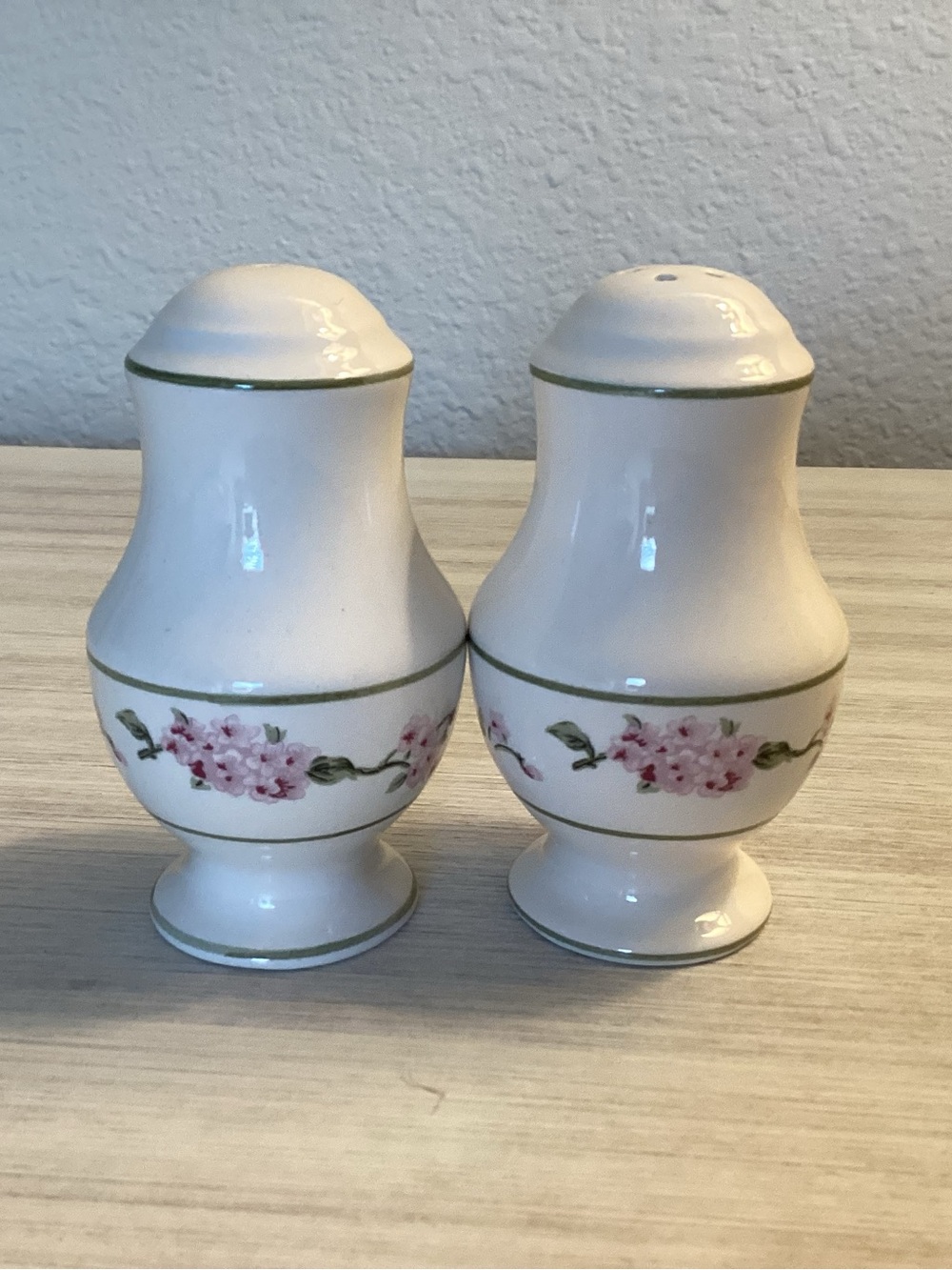 MSE MARTHA STEWART HYDRANGEA SALT AND PEPPER SHAKER SET - NEW